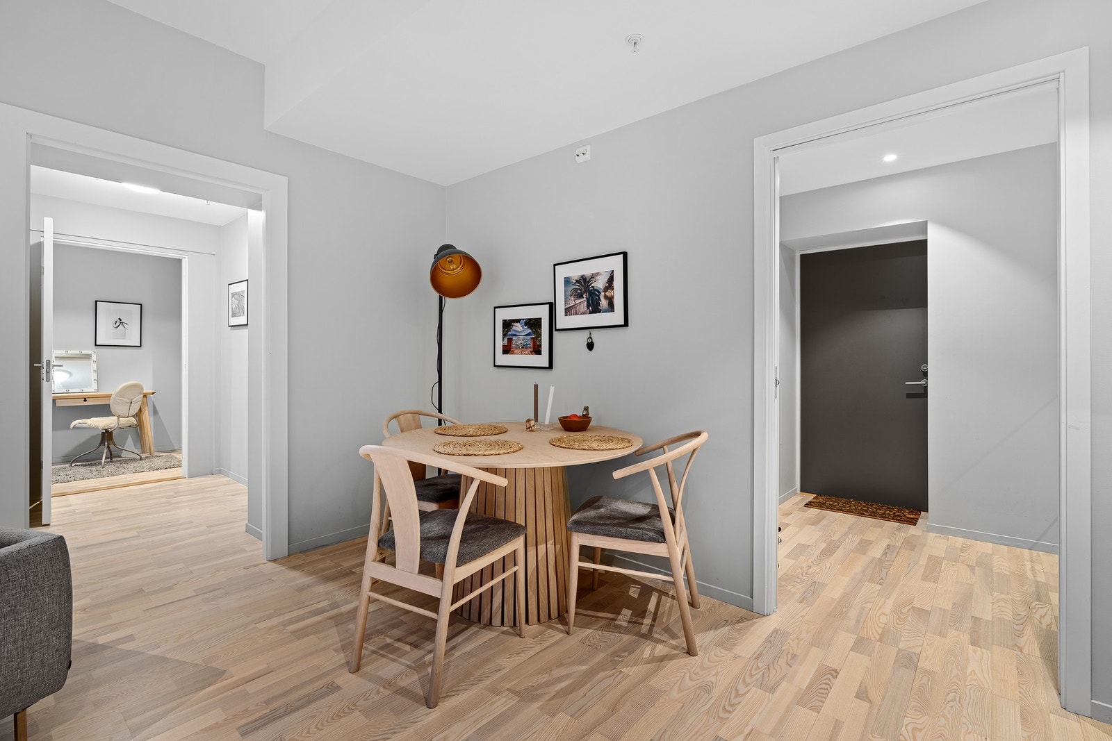 - Forbi stuen/spisebord kommer man til bad og soverommet - Galleribilde