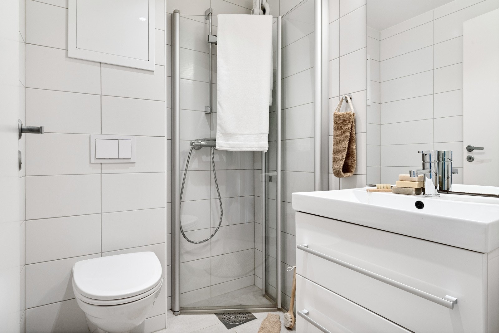 Badet ble oppusset i 2016 og er helfliset med varmekabler i gulv og innfelte downlights i tak. Galleribilde