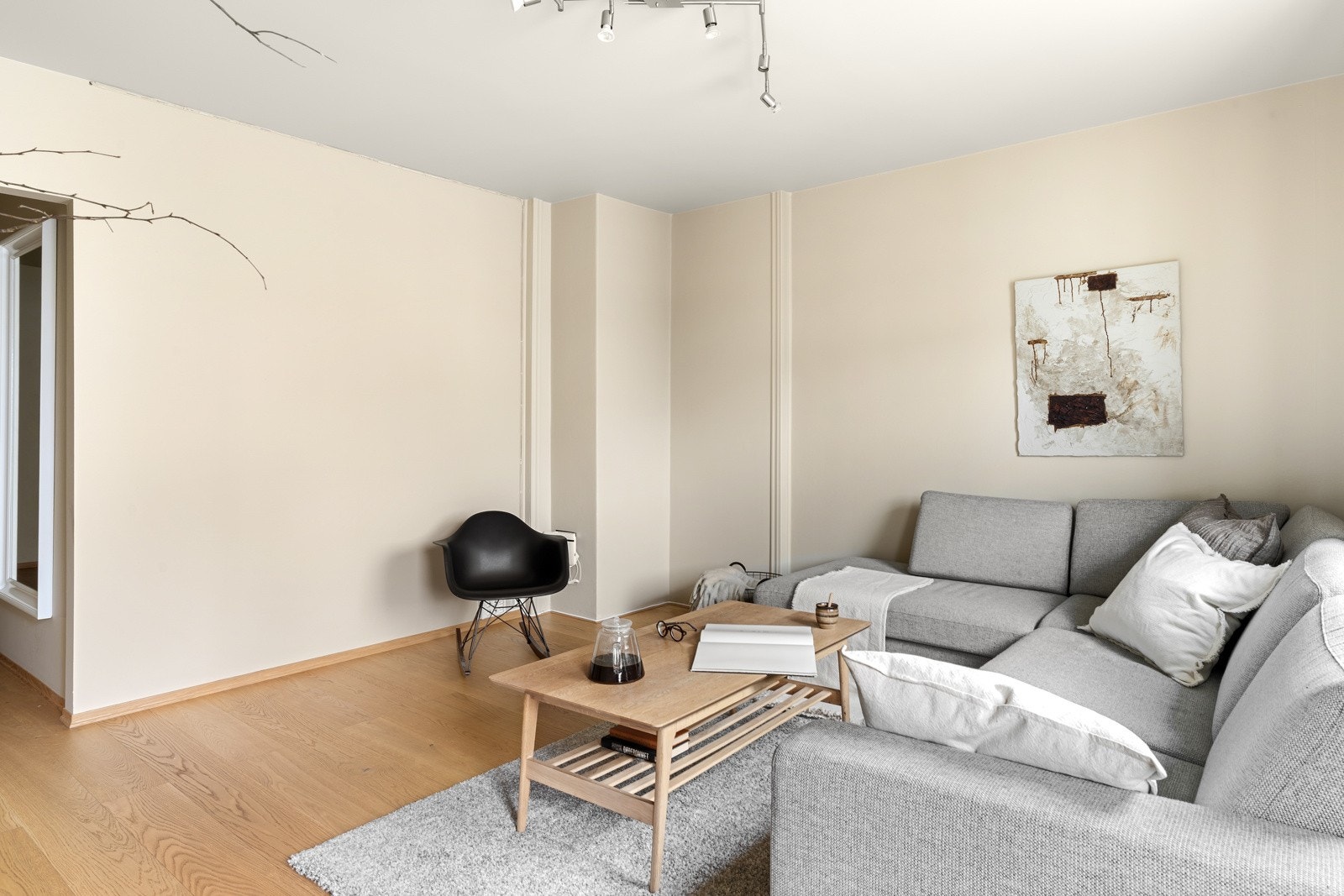 Det er god plass til å møblere med sofa, sofabord, TV-benk og skjenk. Galleribilde