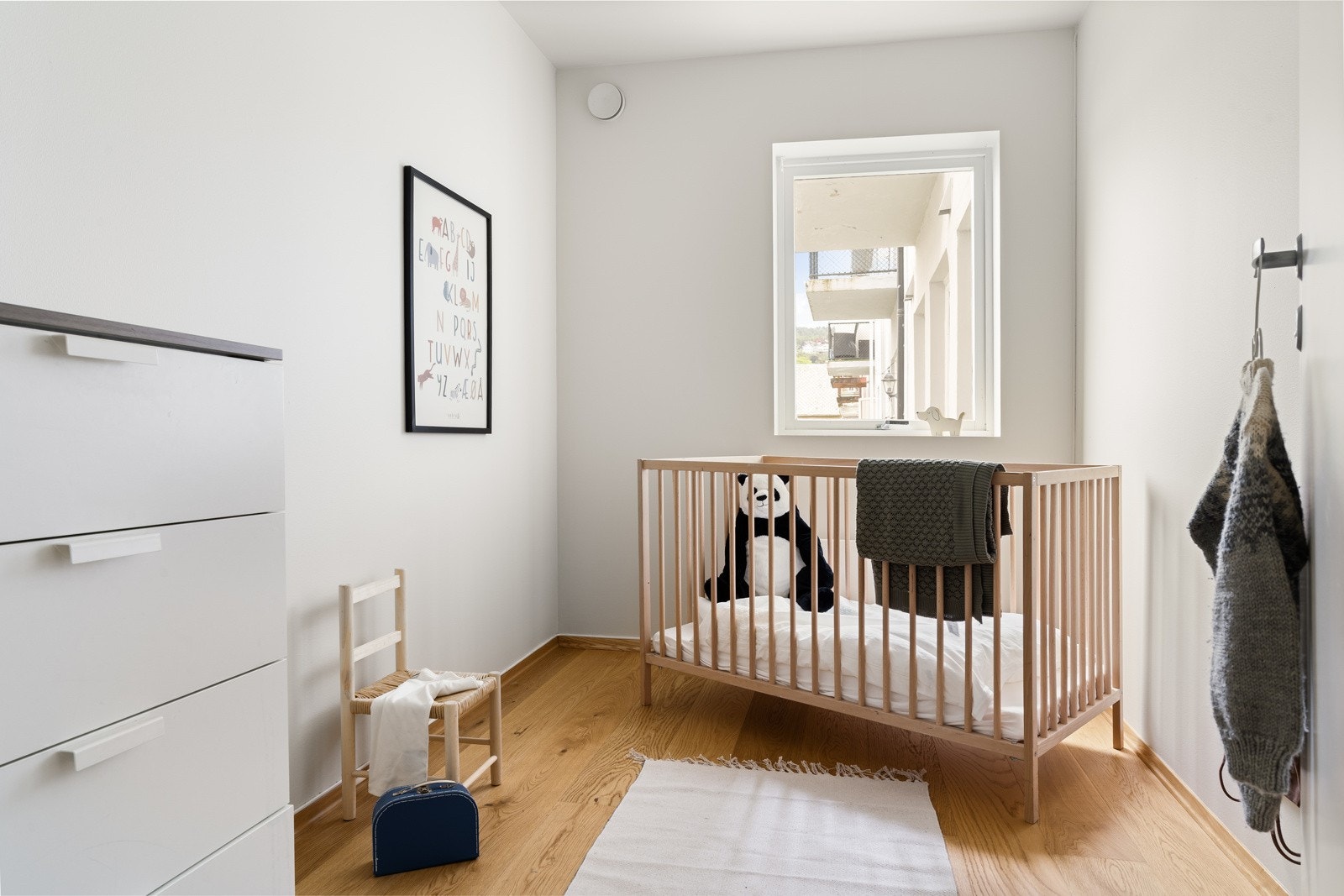 Soverom 3 måler ca. 6 kvm og har enstavs eikeparkett på gulv og slette vegger. Galleribilde