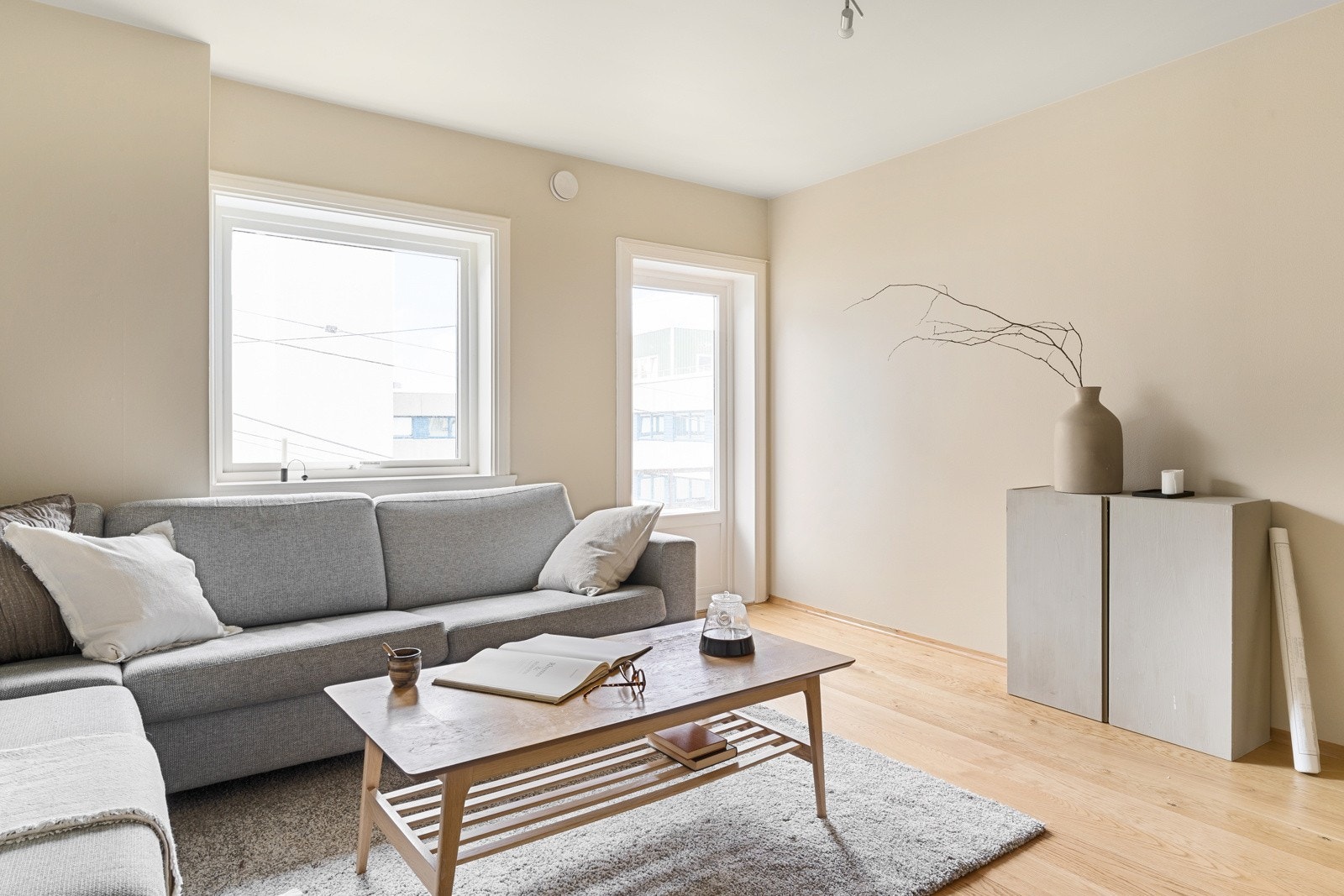Også her er det enstavs eikeparkett på gulv og slette vegger. Galleribilde