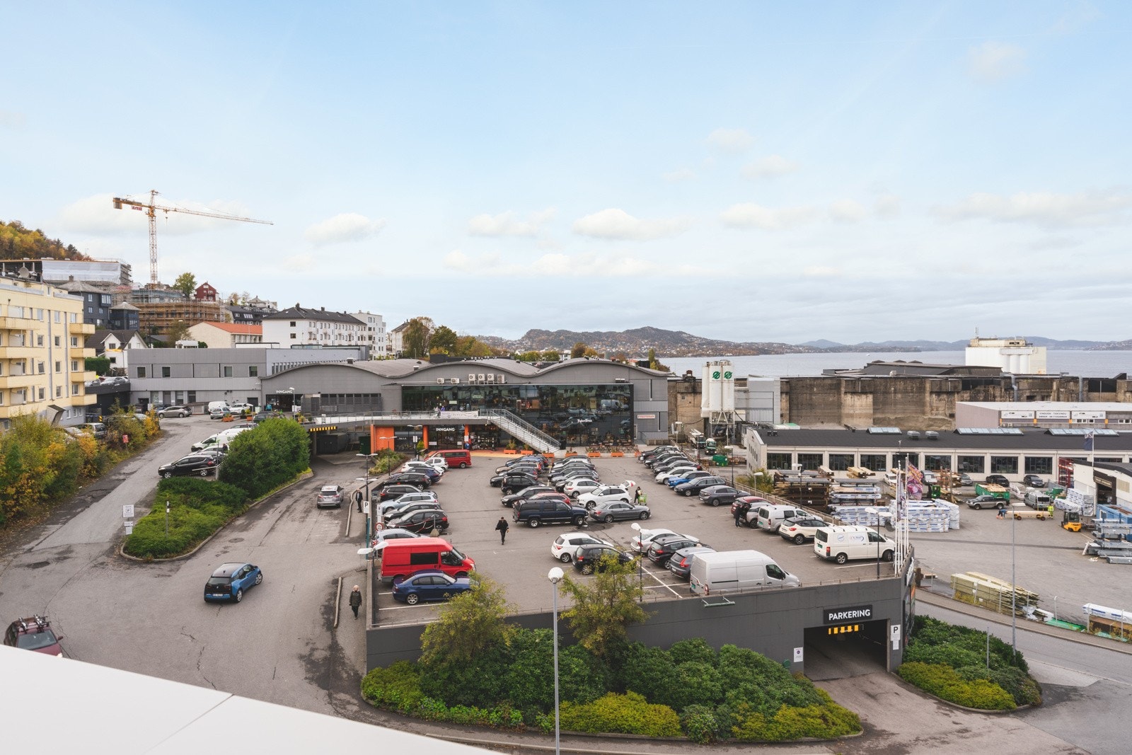 Det er gang- og sykkelavstand til Laksevåg senter med bl.a. vinmonopol, klesbutikker, apotek etc. Galleribilde