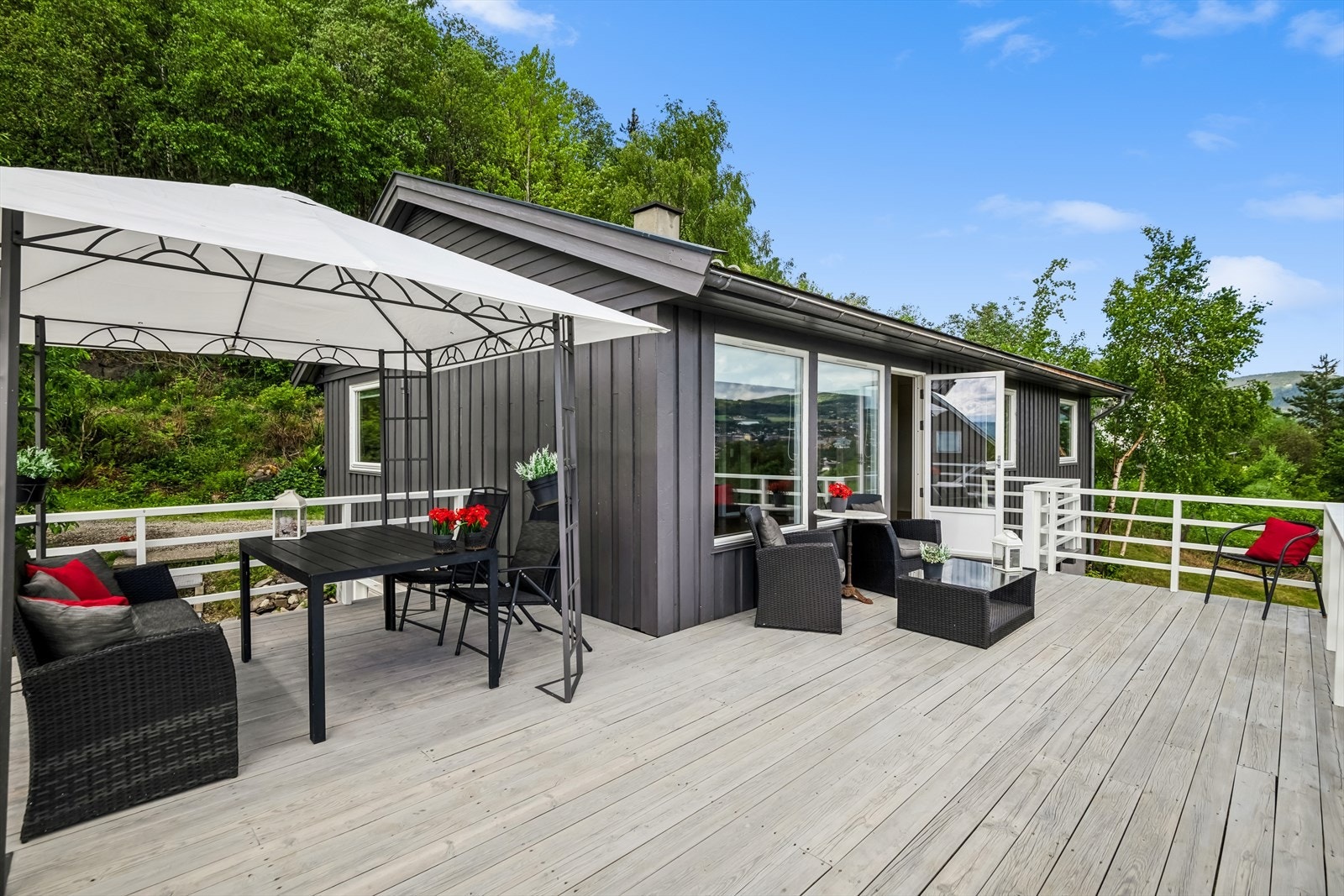 Verandaen tilbyr rikelig med plass for utemøbler, grill og hva enn du måtte ønske for utendørs hygge. Galleribilde