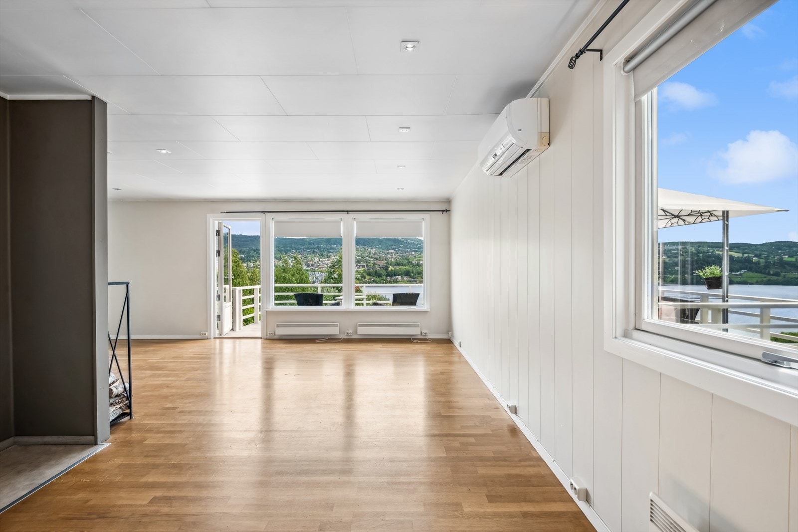 De store vinduene flommer rommet med naturlig dagslys, samt at du kan nyte utsikt mot Mjøsa og Lillehammer. Galleribilde