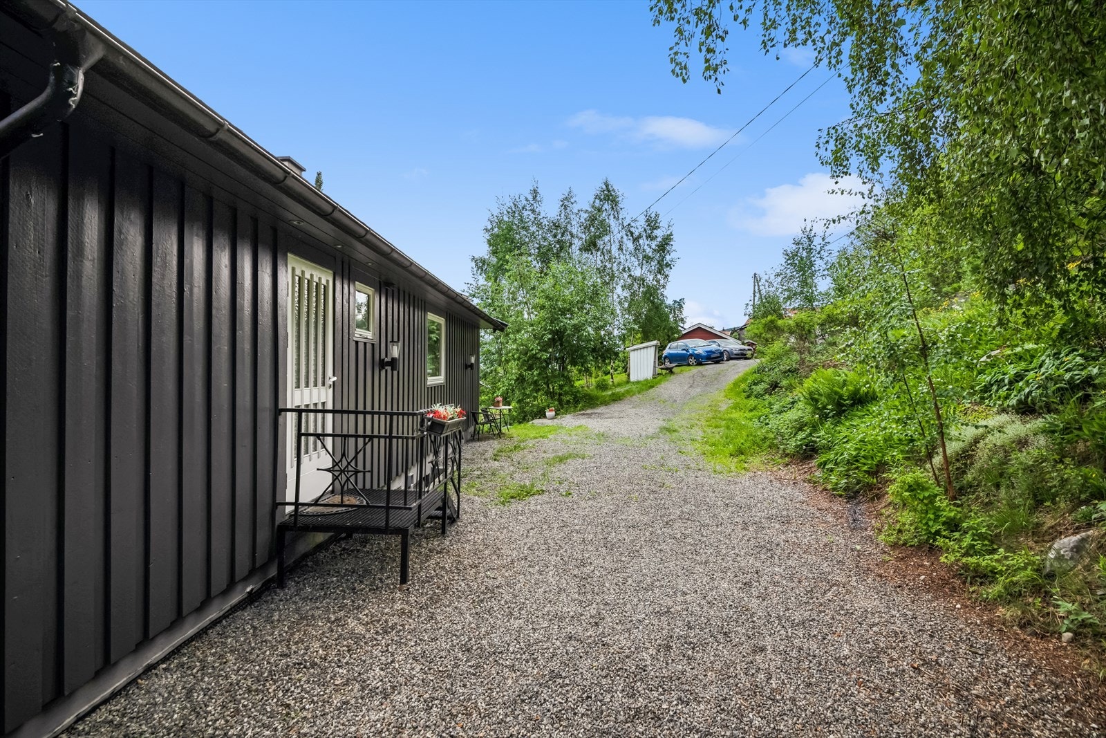 Eiendommen har gruslagt adkomst og gårdsplass. Galleribilde