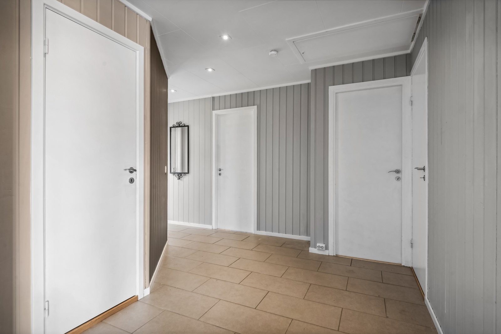 Innenfor døren blir du møtt av en lys og pen entré med plass til oppbevaringsløsninger for sko og yttertøy. Galleribilde