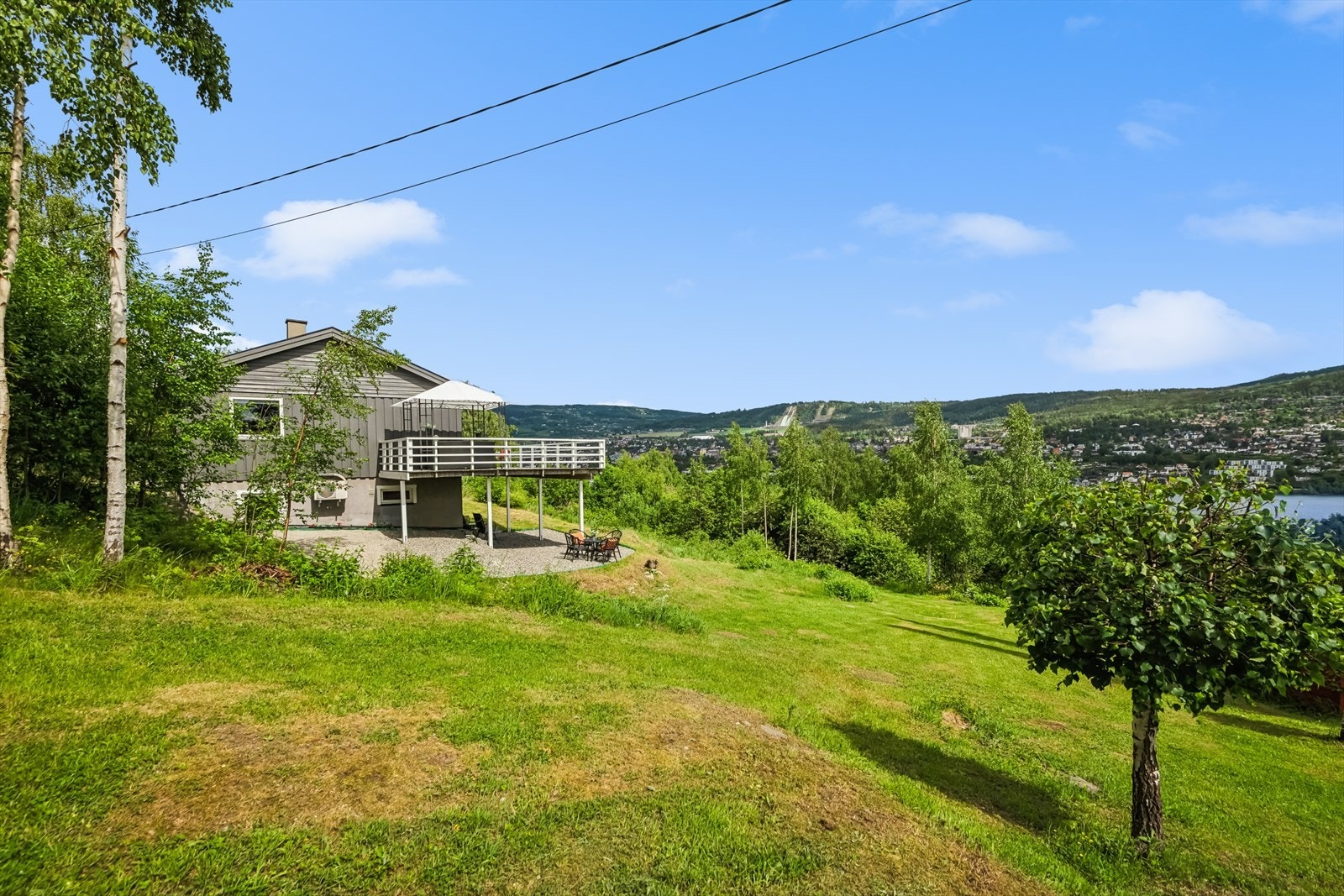 Uteområdet er opparbeidet med plenarealer. Galleribilde