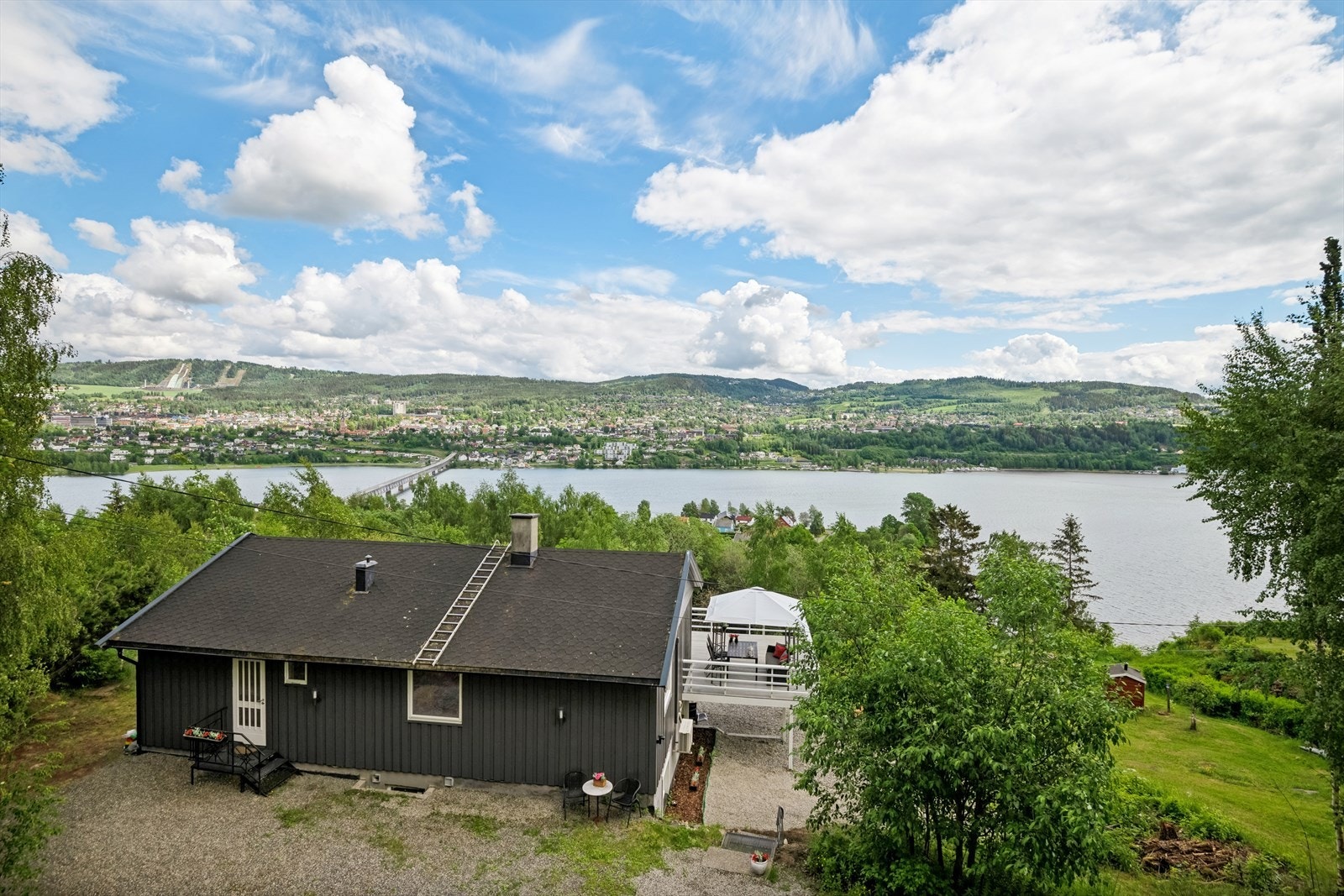 Eiendommen har en fin beliggenhet på Vingnes med nydelig utsikt over Mjøsa. Galleribilde
