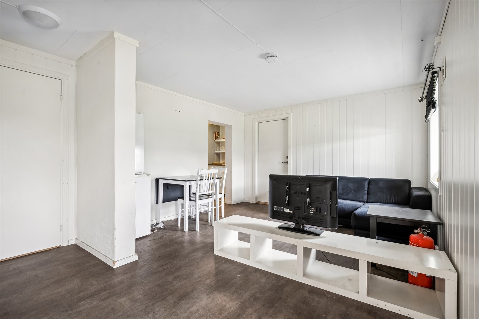 Boligen inkluderer en godkjent hybelleilighet i underetasjen. Stue med plass for sofagruppe og spisebord. Galleribilde