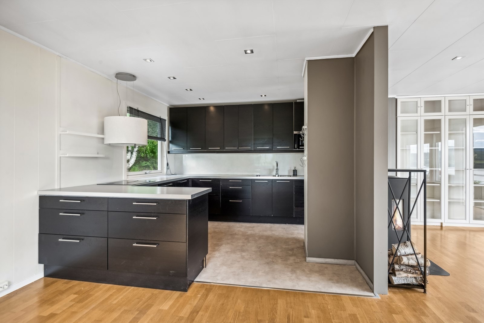 Kjøkkenet har en pen og stilren innredning fra 2011 med glatte, sorte fronter og lys laminat benkeplate. Galleribilde