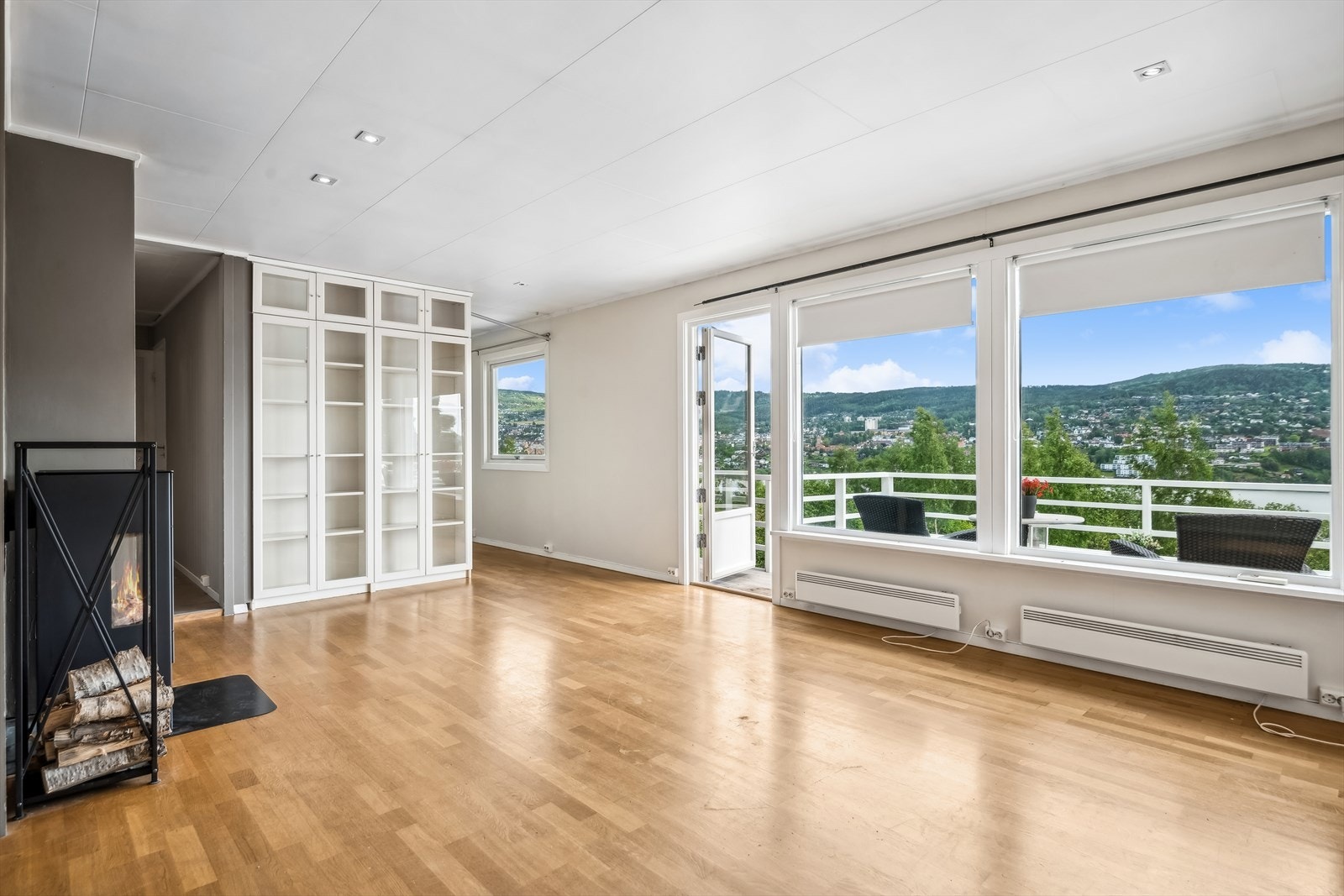 Stueområdet er åpent og romslig, med plass for en sofagruppe, lenestol, TV-seksjon og spisebord. Galleribilde