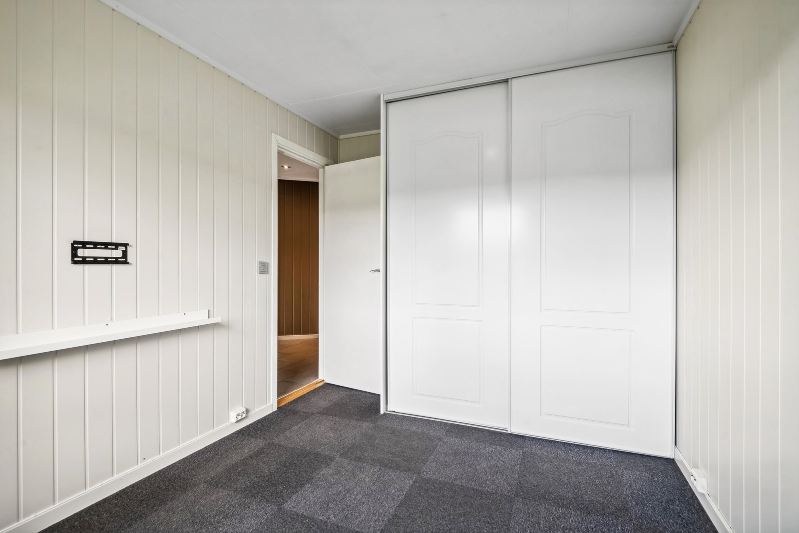 Soverom med skyvedørsgarderobe. Galleribilde