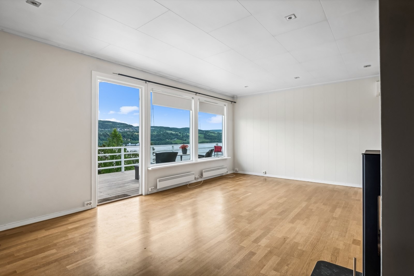 Fra stuen er det utgang til en stor veranda. Galleribilde