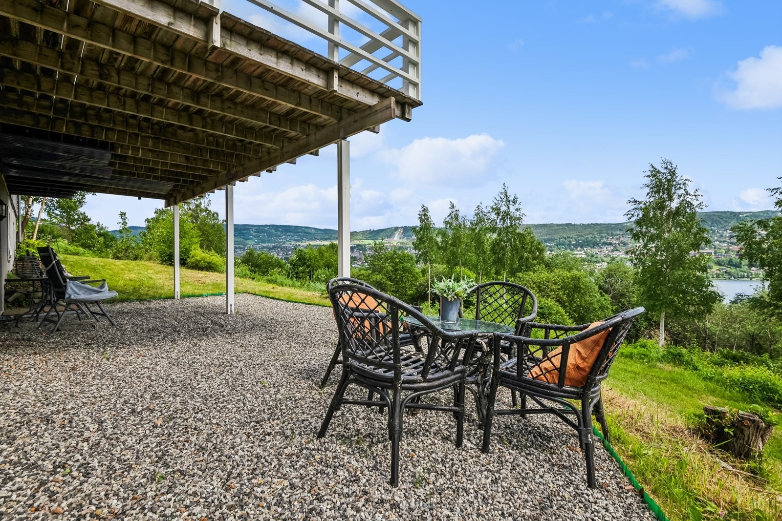 I tilknytning til inngangspartiet til hybelleiligheten er det opparbeidet en hyggelig uteplass som er gruslagt. Galleribilde