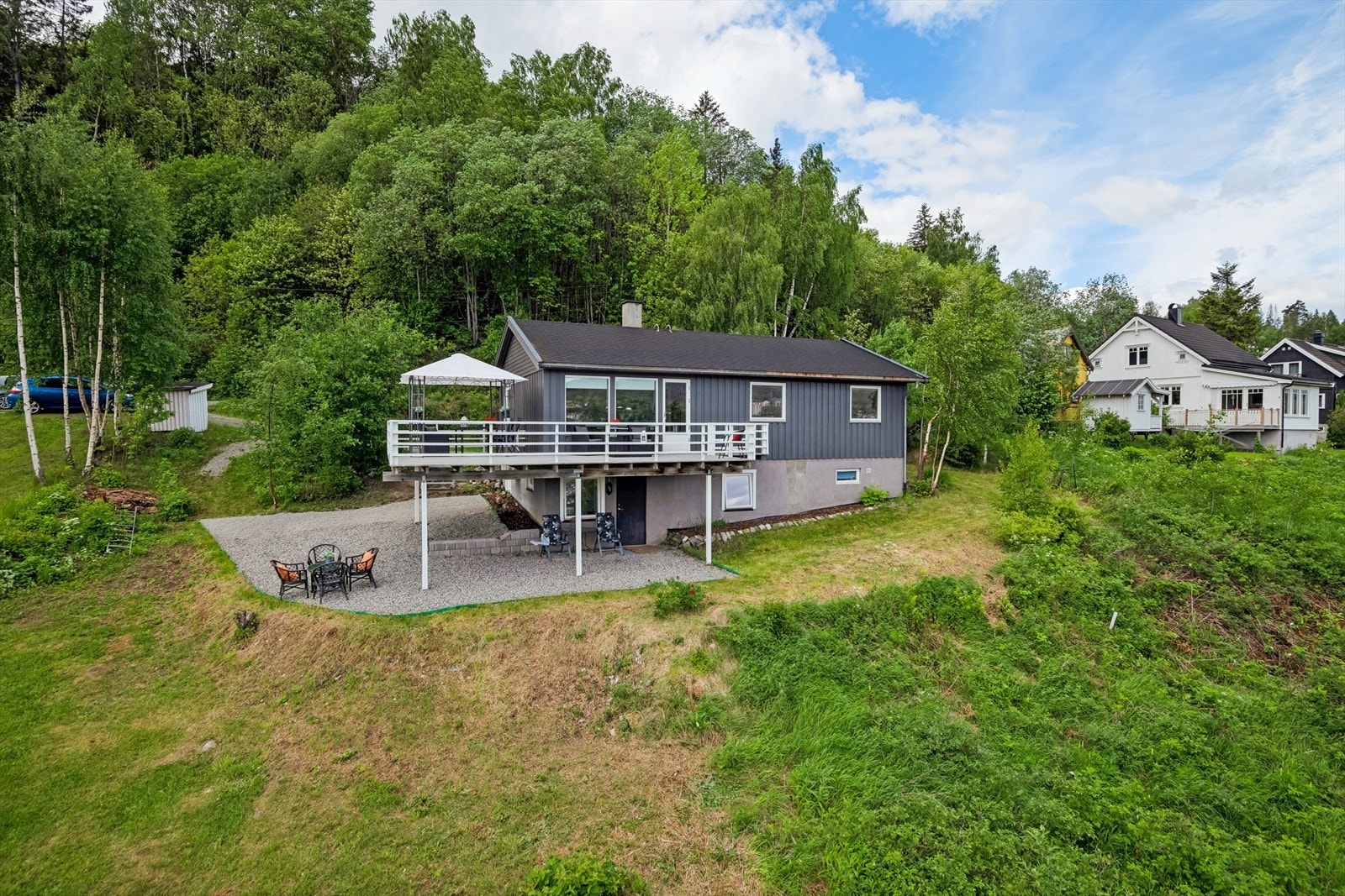 Mellembergvegen 6A og B er en flott enebolig med stor, solrik tomt og nydelig utsikt over Mjøsa. Galleribilde