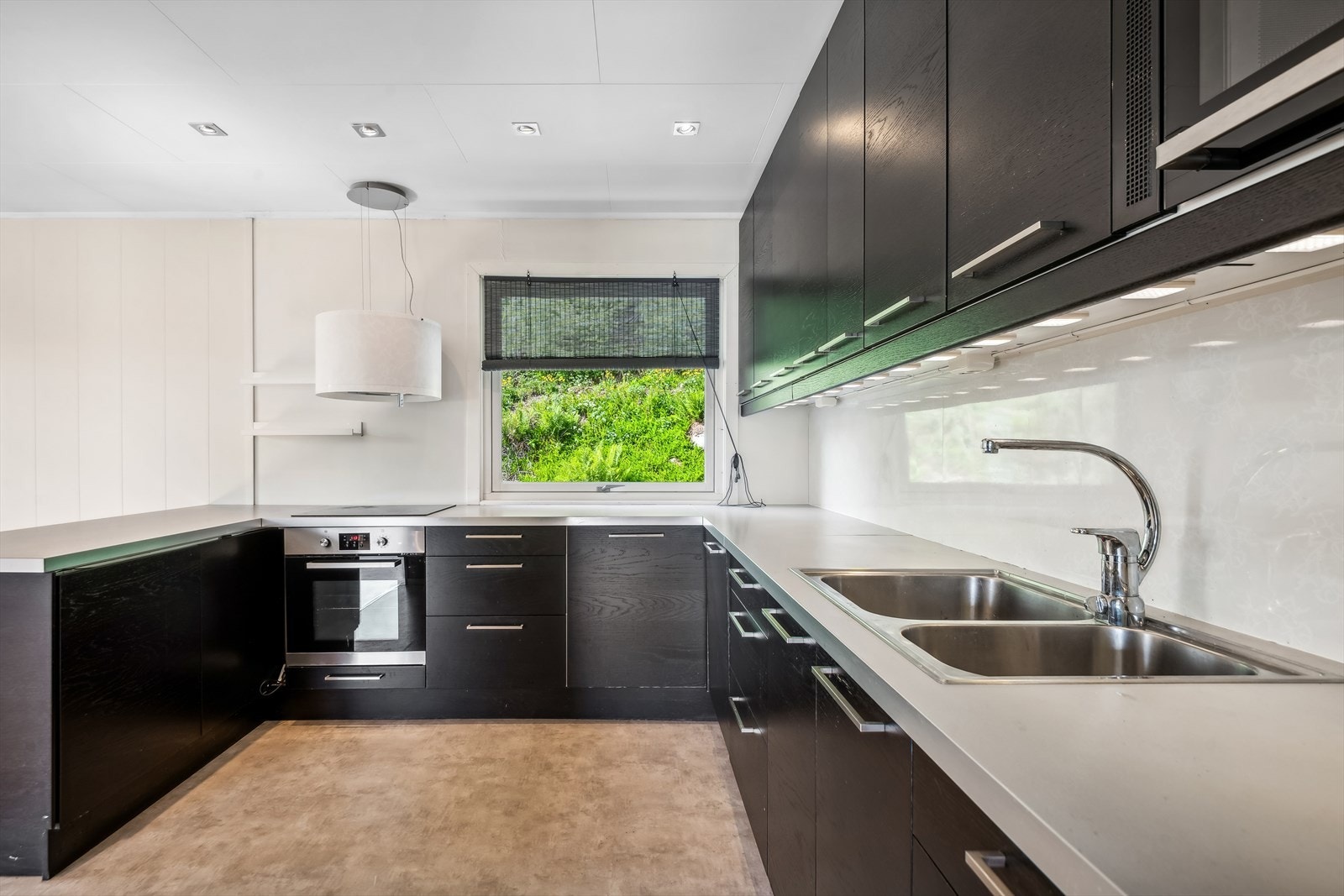 Kjøkkenet er utstyrt med integrert komfyr, induksjonstopp, kjøleskuff og oppvaskmaskin. Galleribilde