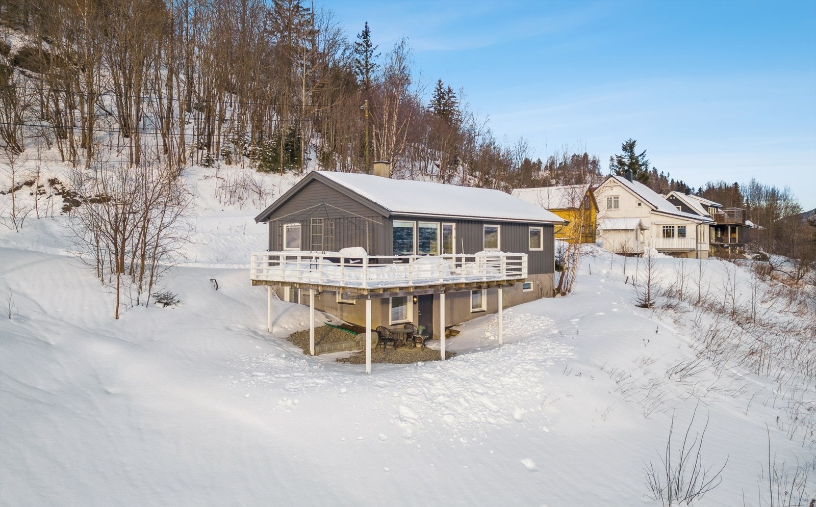 Eiendommen har en leilighet med egen inngang i boligens underetasje. Galleribilde
