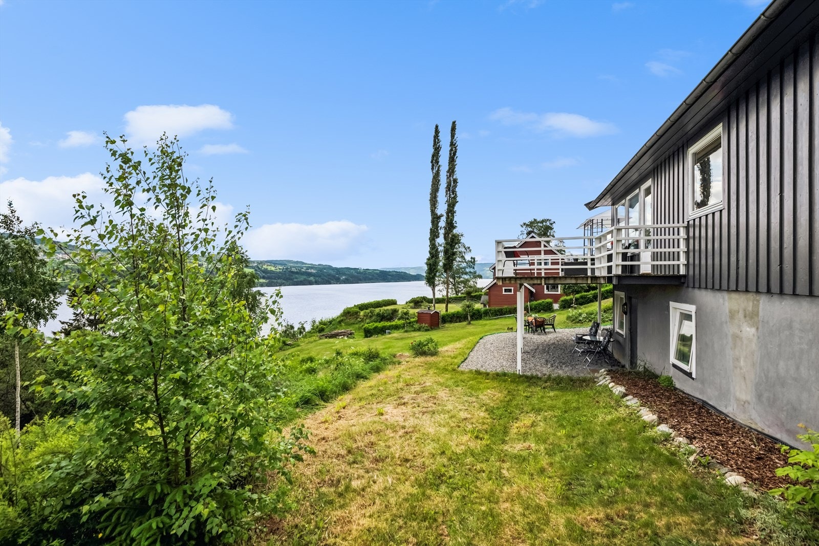 Eiendommen har en fantastisk beliggenhet med nydelig utsikt over Mjøsa og Lillehammer. Galleribilde