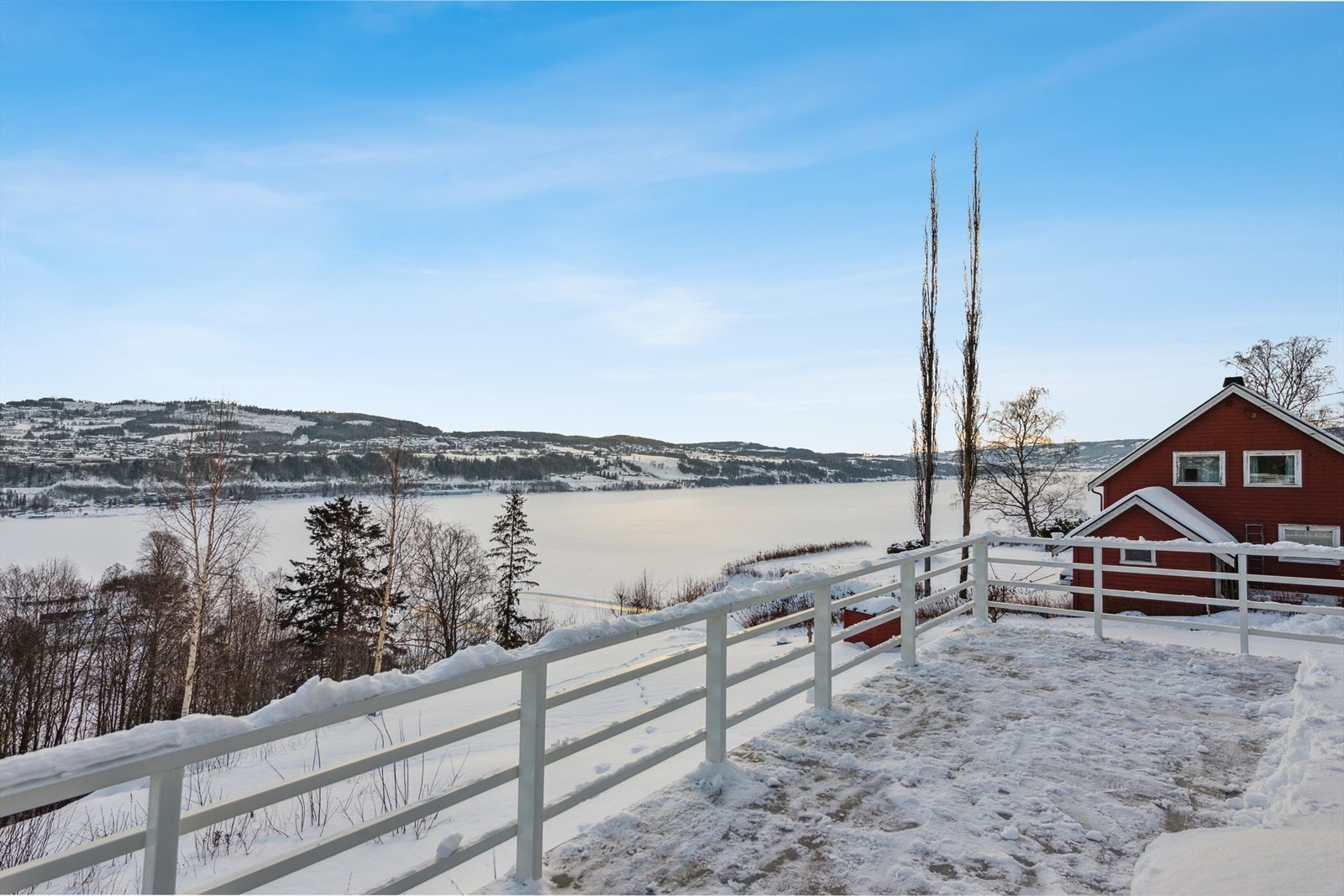 Flott utsikt over Mjøsa fra verandaen. Galleribilde
