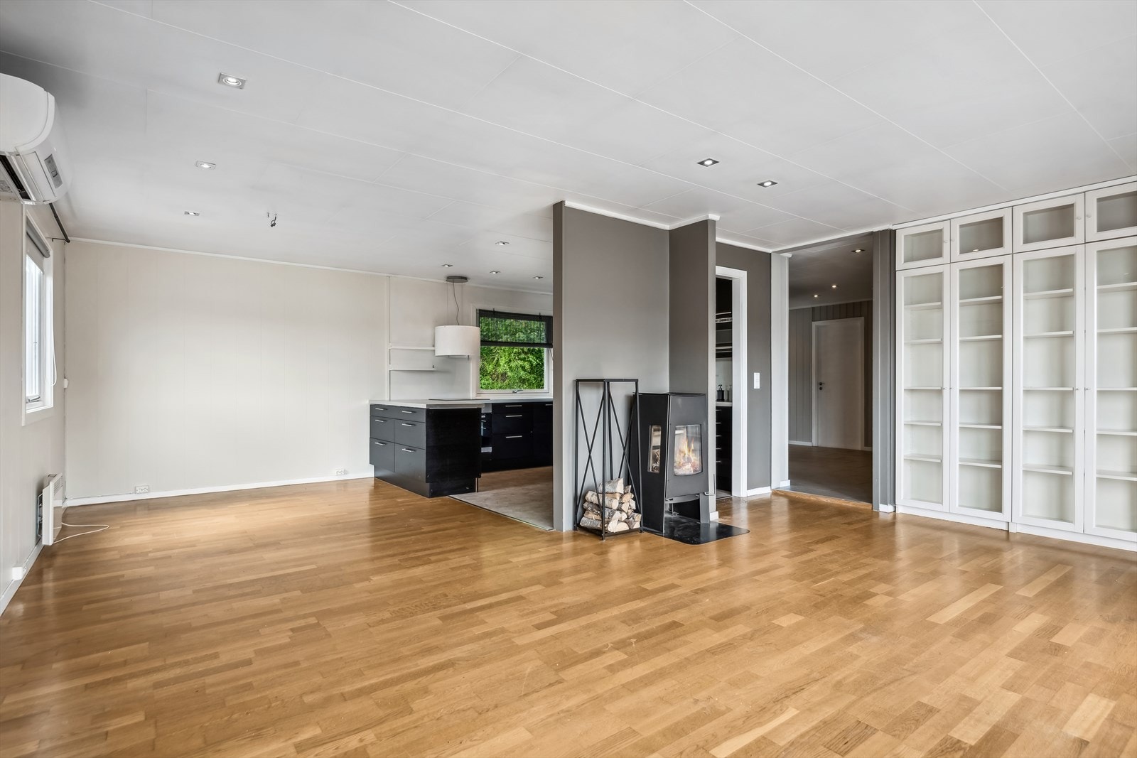 Peisen i rommet varmer godt på kjølige dager, og varmepumpen holder temperaturen komfortabel året rundt. Galleribilde