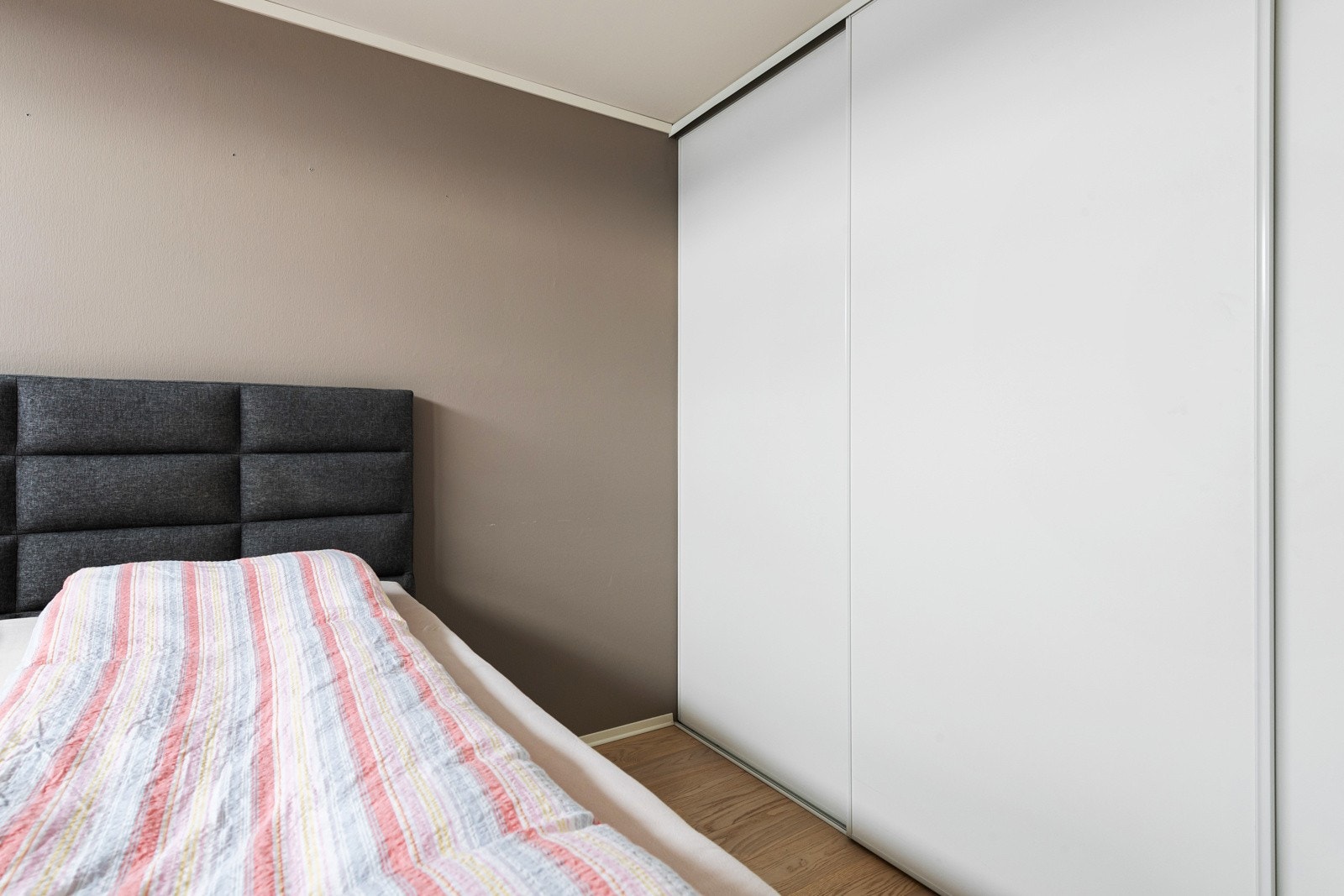 God garderobeplass på hovedsoverom. Galleribilde