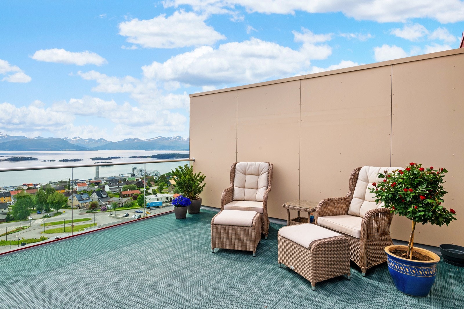 Det er en stor terrasse til eiendommen, med fantastisk utsikt. Galleribilde