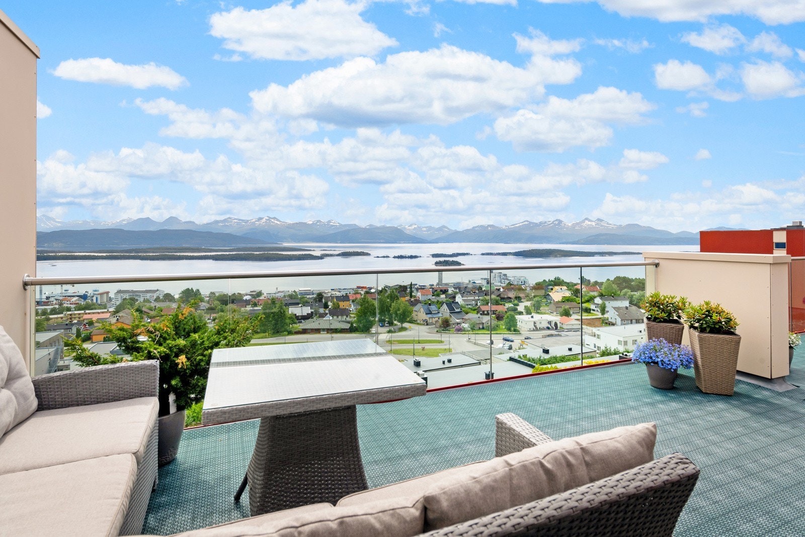 Veldig stor takterrasse med fantastiske utsiktsforhold! Galleribilde