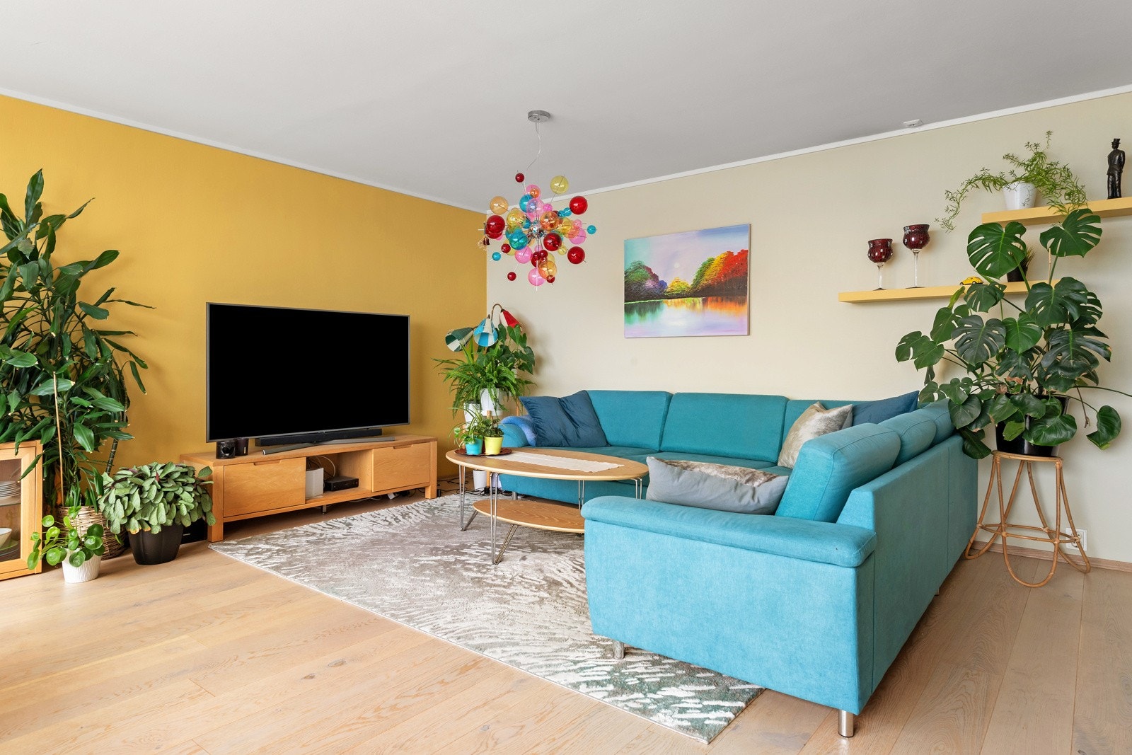 Stuen er malt i stilige farger. Galleribilde