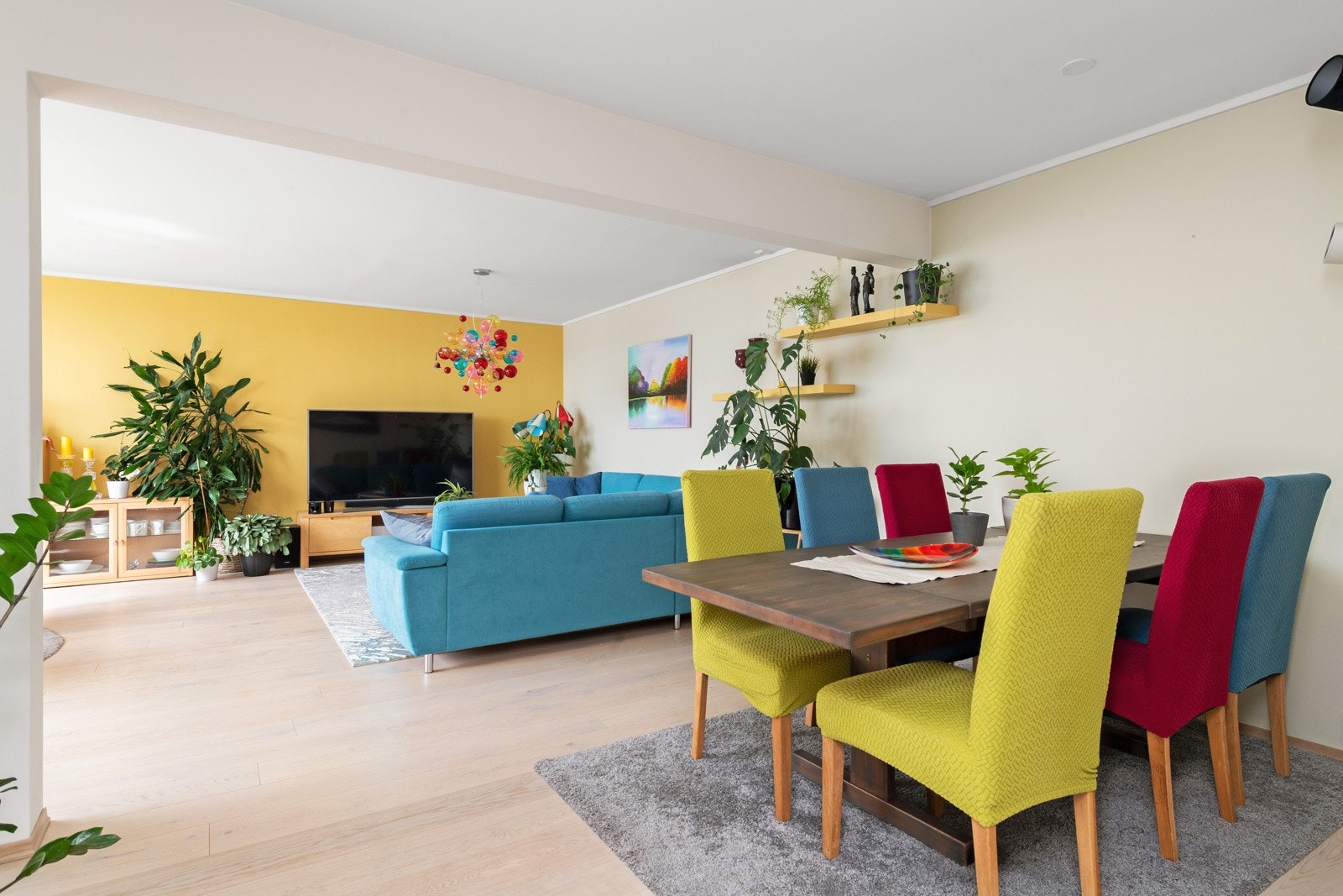 Det er god plass til spisebord på stuen. Galleribilde