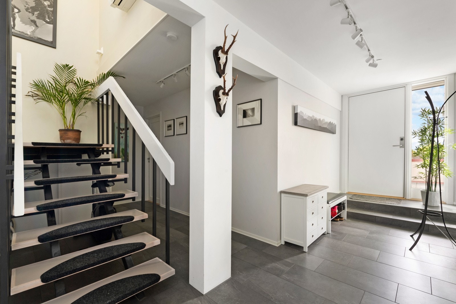 Trappen fører deg til stue- og kjøkkenarealet. Galleribilde