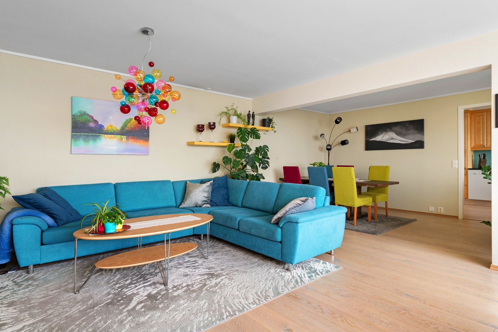 Stuen er romslig med god plass til flere sittegrupper. Galleribilde