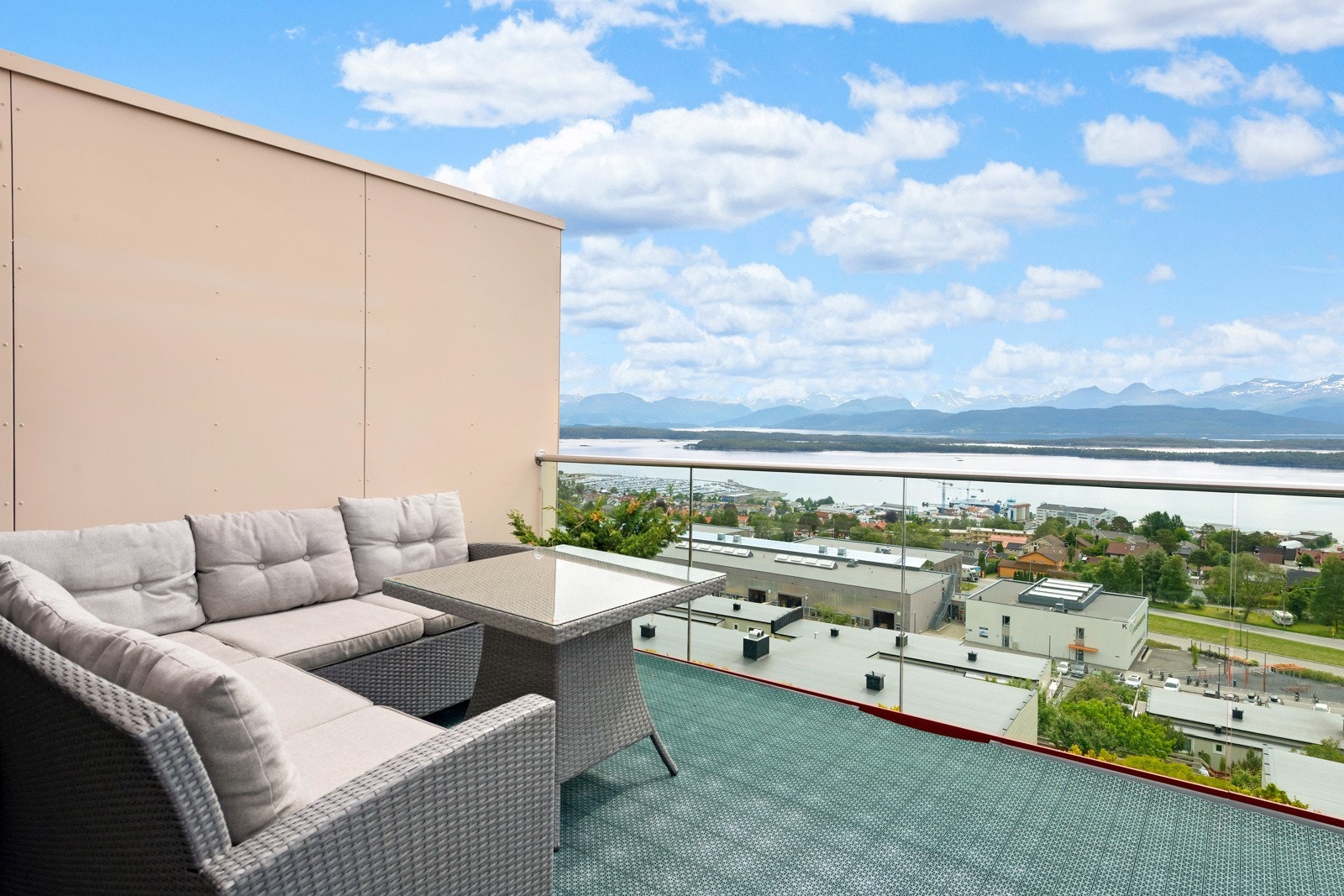 Glassrekkverkene gir terrassen mer lys og enda bedre utsikt. Galleribilde