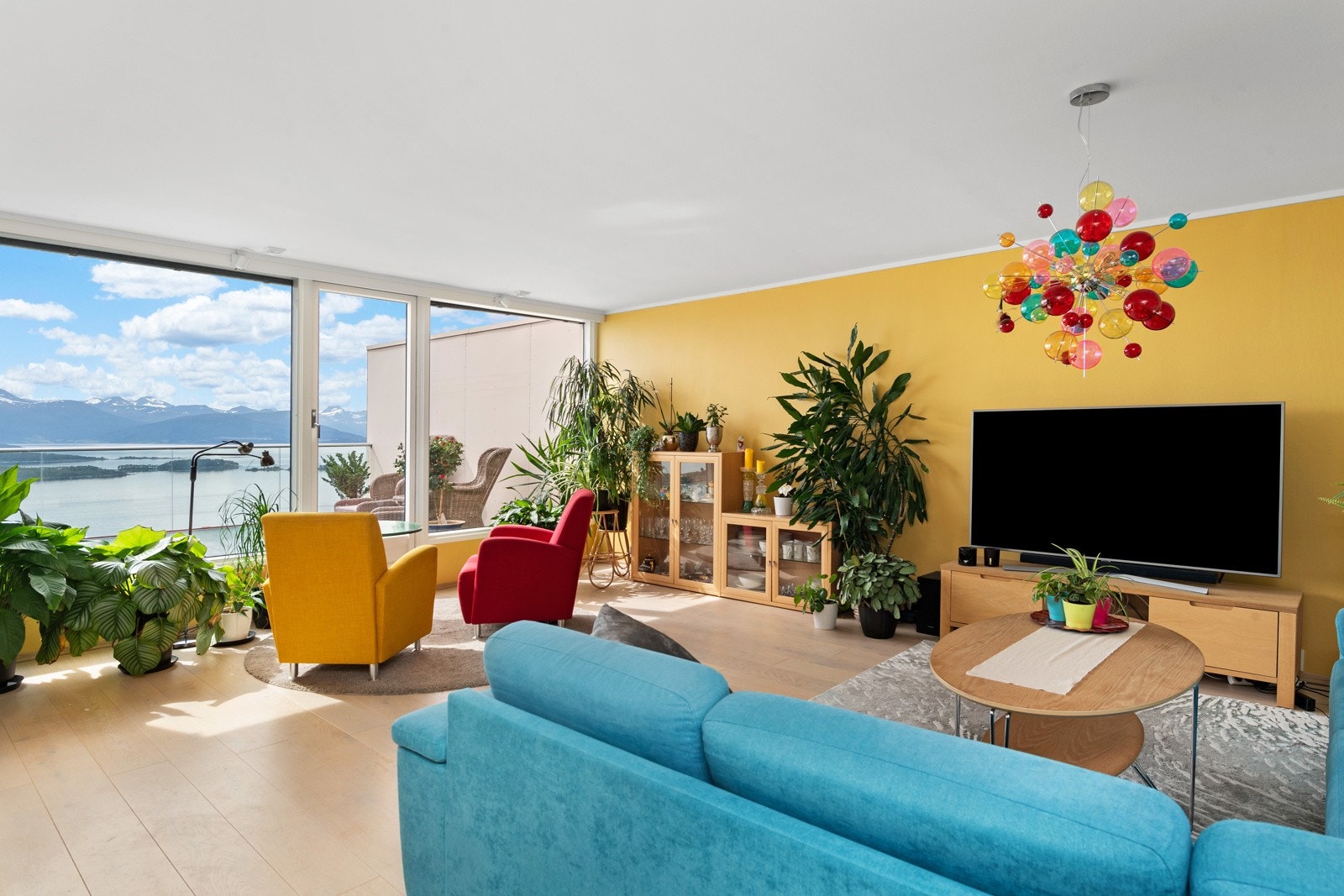 Det er direkte utgang fra stuen til stor terrasse med panoramautsikt. Galleribilde