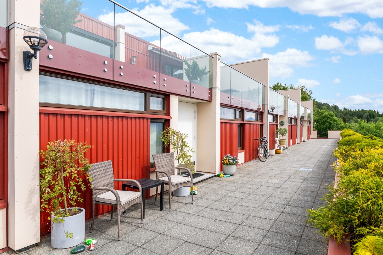 Hele rekken har byttet til glassrekkverk for et helhetlig inntrykk. Galleribilde