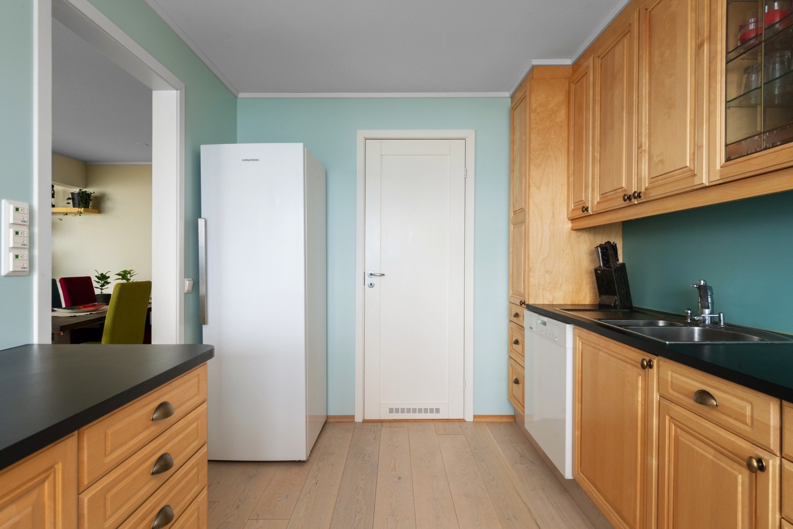 Romslig kjøkken med god skap- og benkeplass. Galleribilde