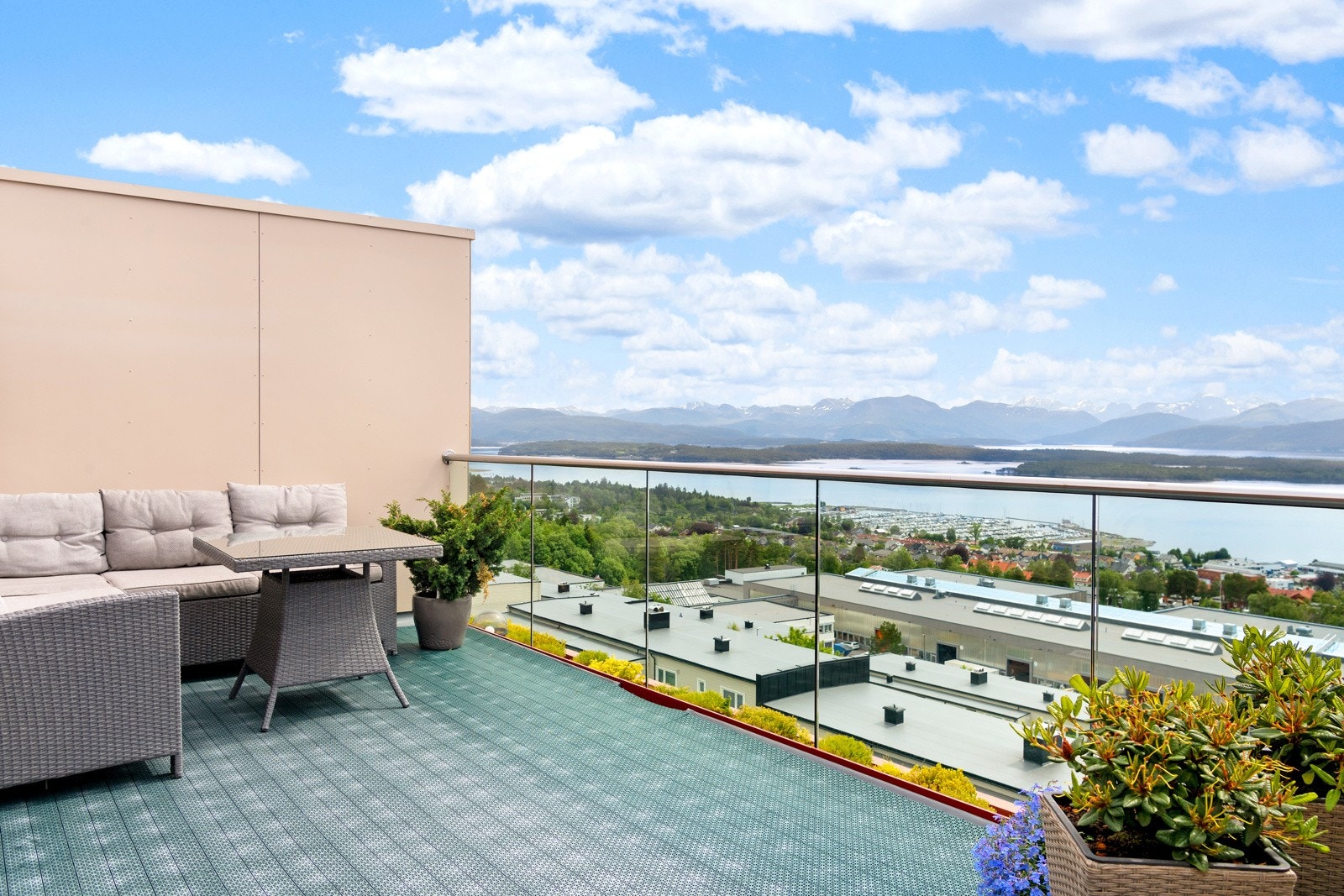 Det er plass til mye utemøblement på terrassen. Galleribilde