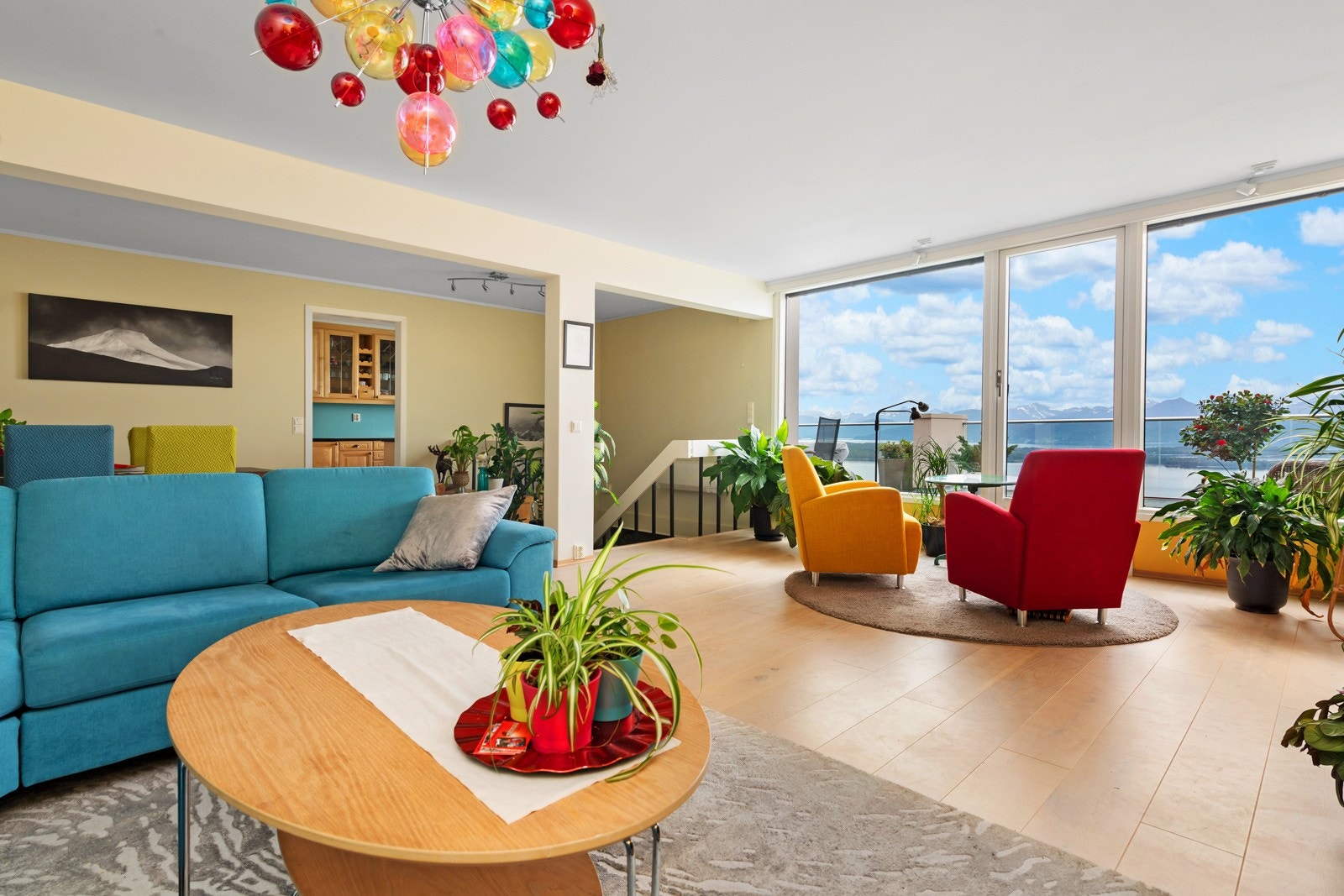 Romslig stue med nydelig utsikt! Galleribilde