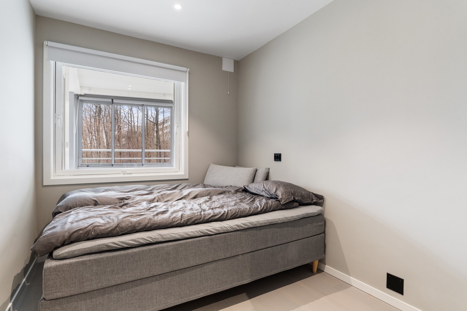 Soverom 2 har også dobbeltseng med vundu ut mot veranda. Galleribilde