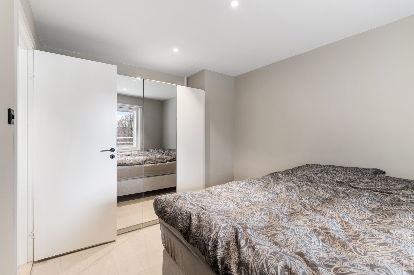 Godt med garderobe på soverommet. Galleribilde