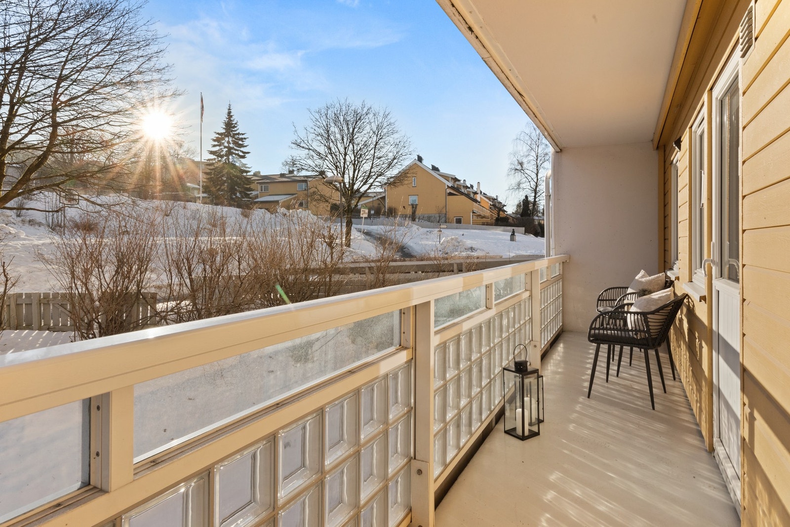 Terrassen ved kjøkkenet ligger vendt mot sørøst med sol fra morgenen og utover dagen - perfekt for frokosten og morgenkaffen Galleribilde