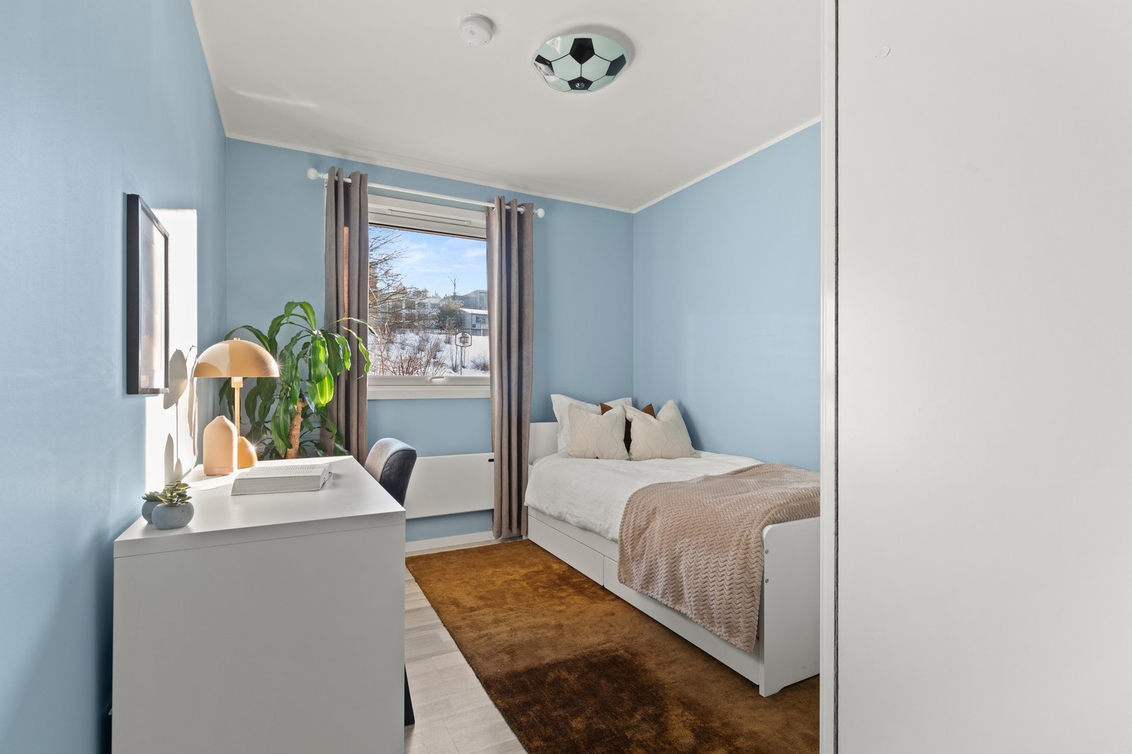 Det nest største soverommet ligger i tilknytning til entreen. Rommet kan også innredes med stor seng. Galleribilde