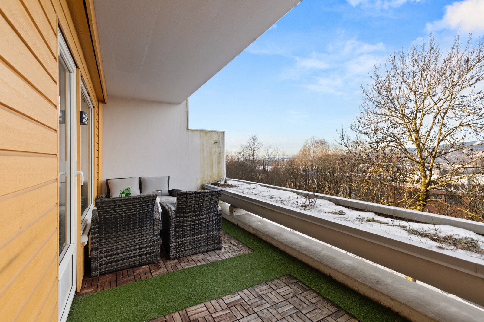 Fra stuen har du utgang til stor terrasse på 12 kvm med sol fra ettermiddagen til solnedgang og fin utsikt over nærområdet og Groruddalen Galleribilde