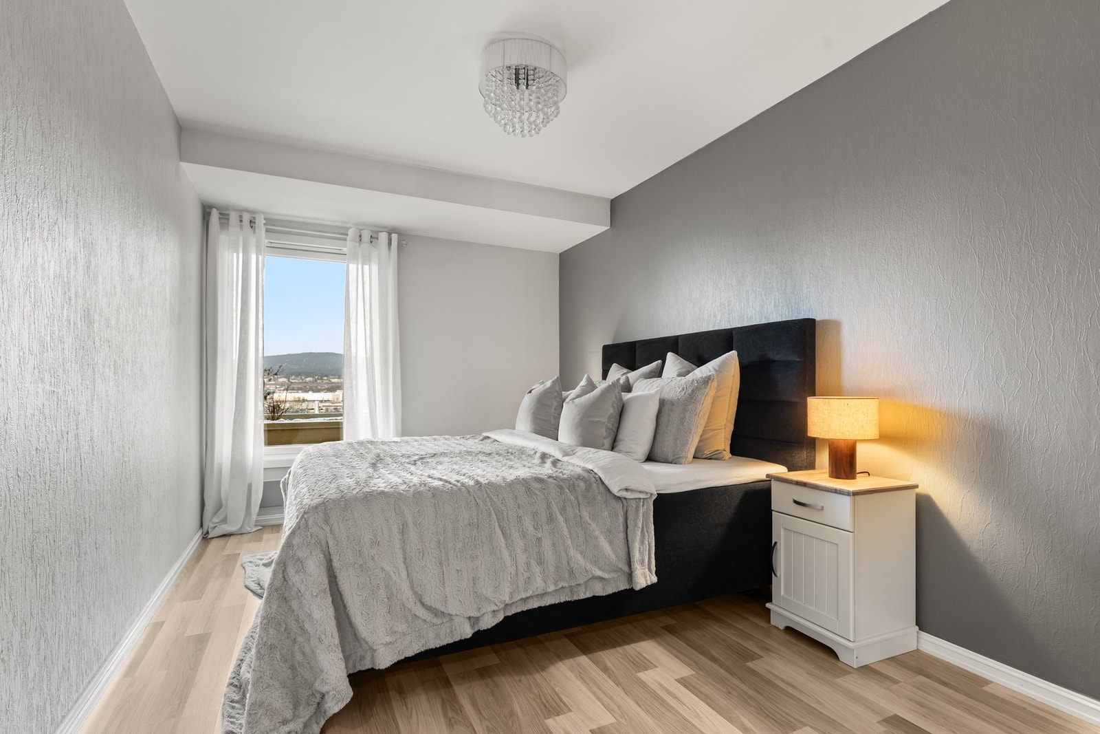 Boligen har totalt fire soverom. Her vises hovedsoverommet som ligger innenfor stuen og har en spesielt god størrelse. Galleribilde
