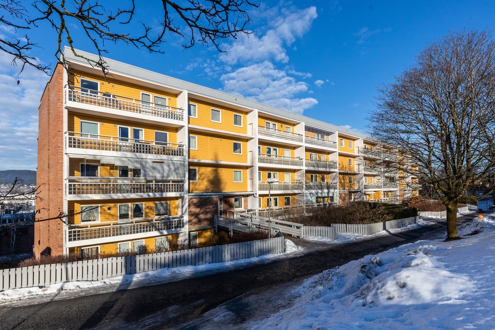 Leiligheten ligger i 1. etasje med trappefri adkomst, samtidig er det leilighet i etasjen under slik at den ikke ligger på bakkeplan Galleribilde