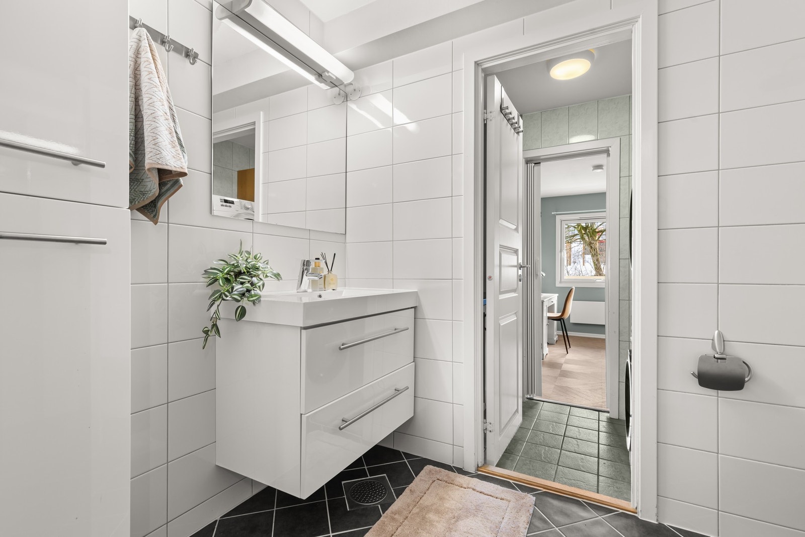 Det andre badet ligger i tilknytning til hovedsoverommet og vaskerommet. Galleribilde