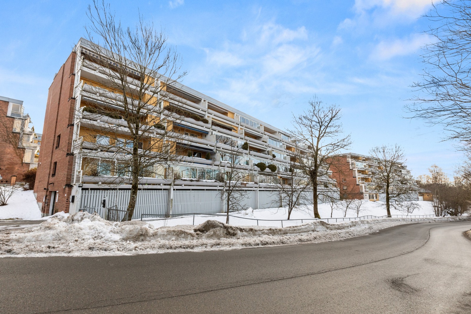 Fra terrassen på stuesiden fremstår leiligheten som 3. etasje, da det også er garasjeanlegg i kjelleren Galleribilde