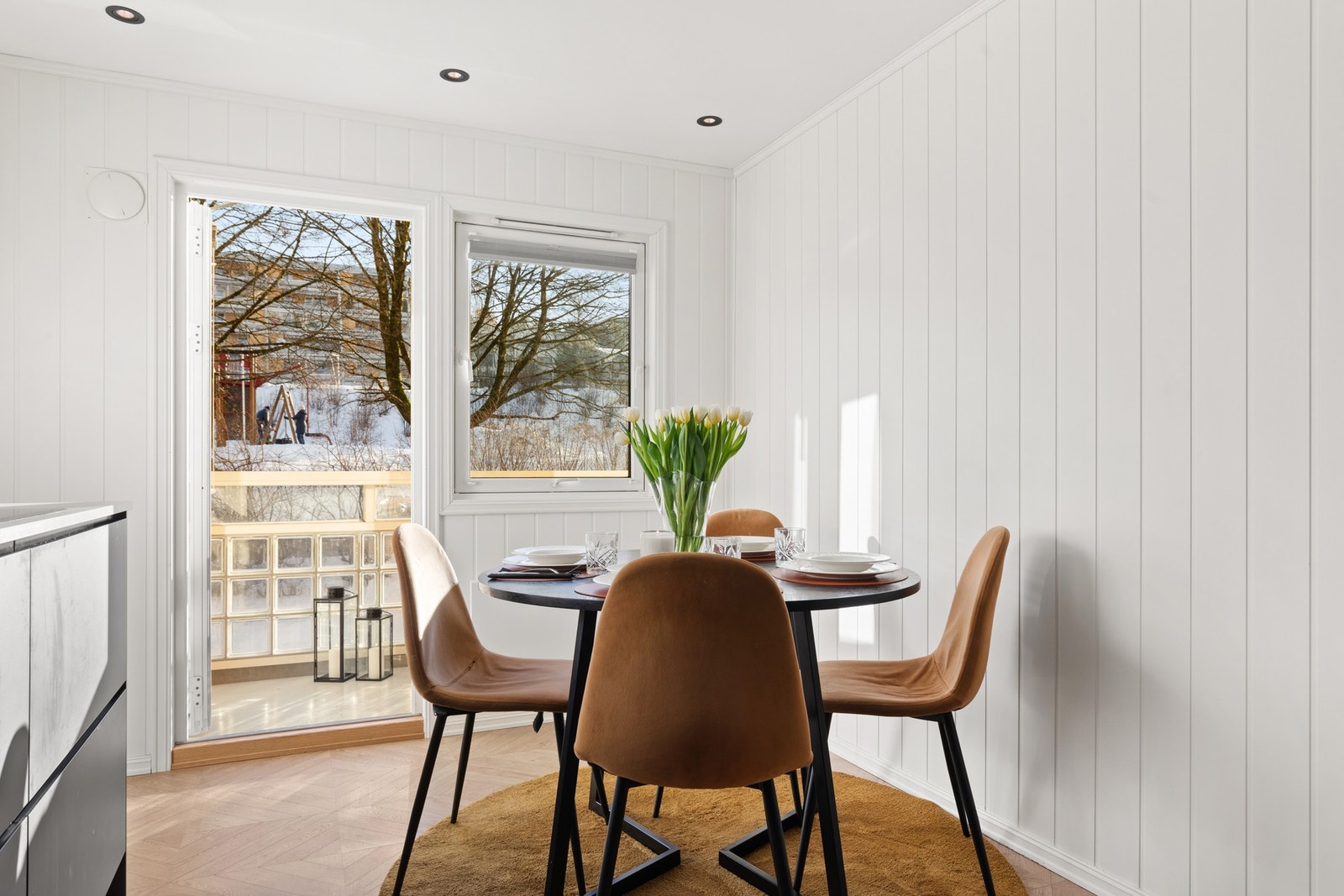 Fra kjøkkenet har du i tillegg utgang til solrik terrasse med fredelig utsyn over borettslagets fellesområde Galleribilde