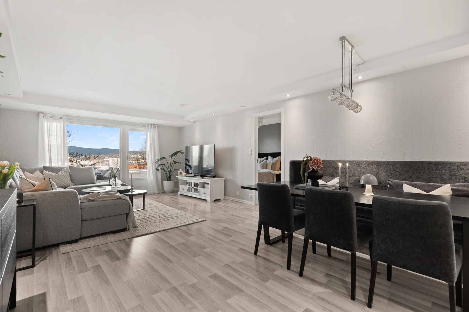 Leiligheten er gjennomgående og har utgang til to solrike terrasser. Fra stuen har du i tillegg fin utsikt over nærområdet og dalen. Galleribilde