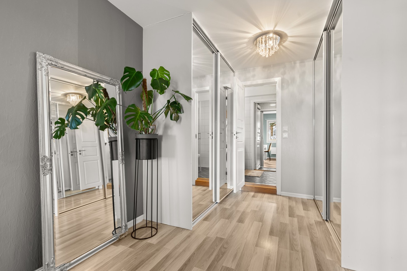 Hovedsoverommet har god plass til både stor seng, rikelig med garderobe og annet møblement. Garderoben har ny innredning fra 2024. Galleribilde