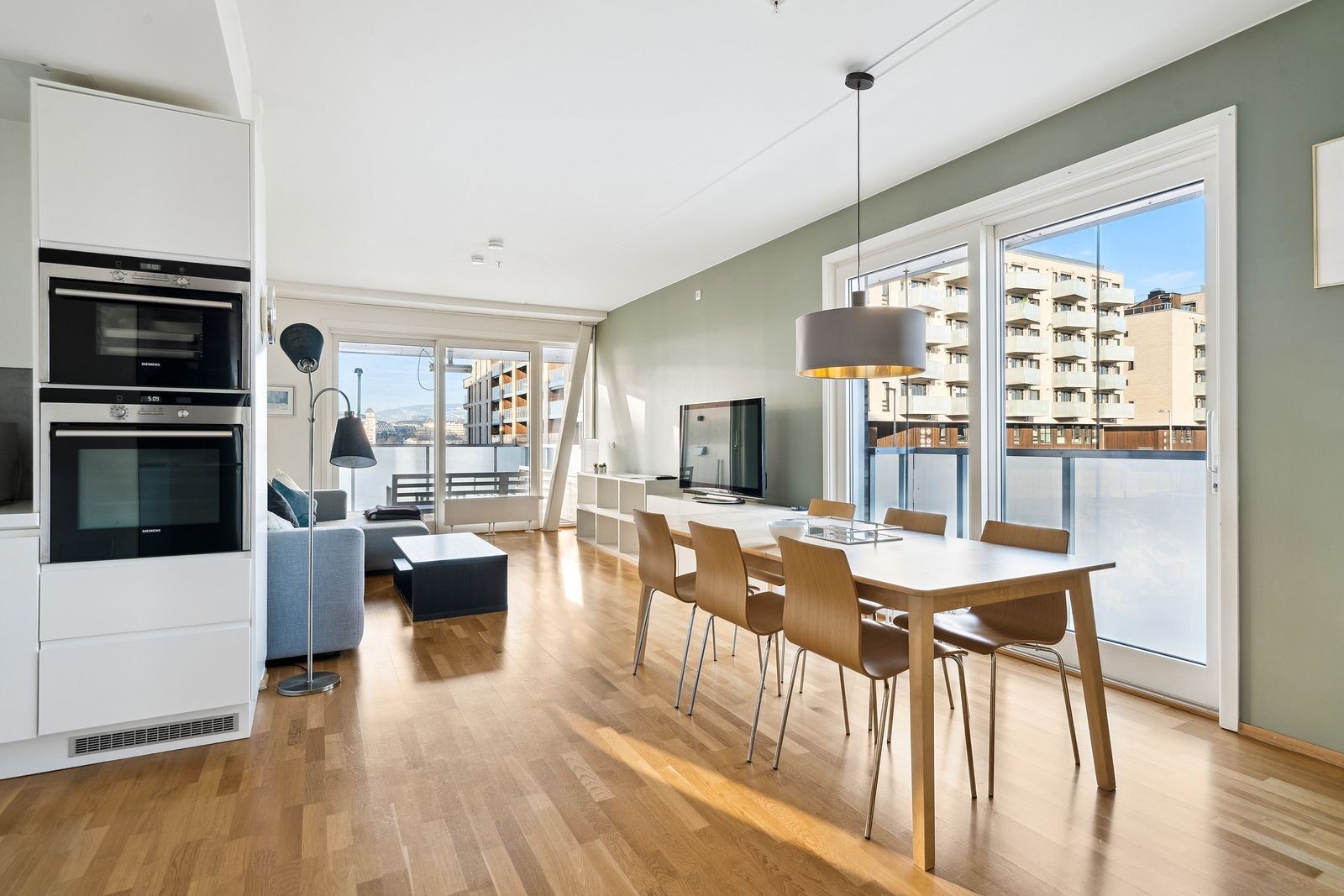 Lys 4 -romsleilighetn med varmtvann, fyring tv og internett ink. Galleribilde